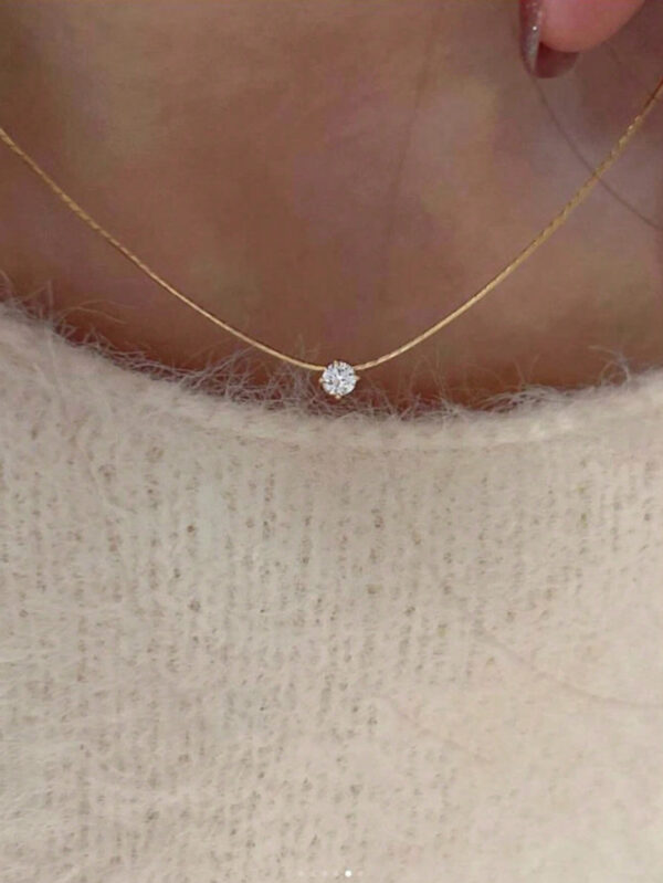 1 pièce Collier pendentif unique en or avec six griffes en pierre rhin, style européen et américain pour femmes, chaîne de clavicule en acier inoxydable verrouillée, idéale pour un port quotidien et une soirée de rendez-vous. 1 pièce Collier pendentif en or à six griffes en pierre rhin de conception nouvelle européenne et américaine pour femmes, accessoire de luxe en acier inoxydable pour un port quotidien, une date et une soirée