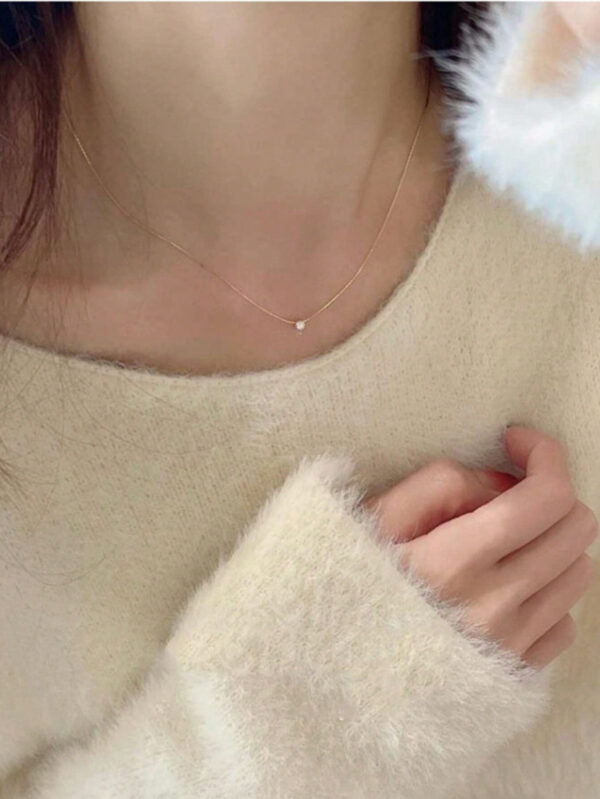 1 pièce Collier pendentif unique en or avec six griffes en pierre rhin, style européen et américain pour femmes, chaîne de clavicule en acier inoxydable verrouillée, idéale pour un port quotidien et une soirée de rendez-vous. 1 pièce Collier pendentif en or à six griffes en pierre rhin de conception nouvelle européenne et américaine pour femmes, accessoire de luxe en acier inoxydable pour un port quotidien, une date et une soirée – Image 3