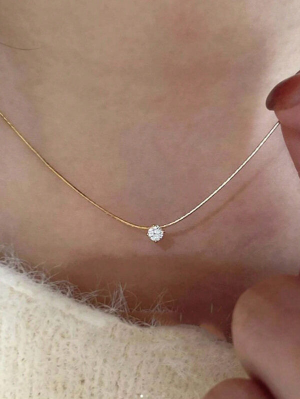 1 pièce Collier pendentif unique en or avec six griffes en pierre rhin, style européen et américain pour femmes, chaîne de clavicule en acier inoxydable verrouillée, idéale pour un port quotidien et une soirée de rendez-vous. 1 pièce Collier pendentif en or à six griffes en pierre rhin de conception nouvelle européenne et américaine pour femmes, accessoire de luxe en acier inoxydable pour un port quotidien, une date et une soirée – Image 5