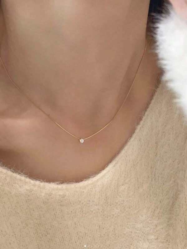 1 pièce Collier pendentif unique en or avec six griffes en pierre rhin, style européen et américain pour femmes, chaîne de clavicule en acier inoxydable verrouillée, idéale pour un port quotidien et une soirée de rendez-vous. 1 pièce Collier pendentif en or à six griffes en pierre rhin de conception nouvelle européenne et américaine pour femmes, accessoire de luxe en acier inoxydable pour un port quotidien, une date et une soirée – Image 6