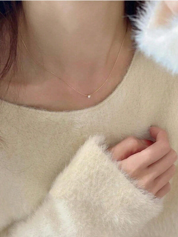 1 pièce Collier pendentif unique en or avec six griffes en pierre rhin, style européen et américain pour femmes, chaîne de clavicule en acier inoxydable verrouillée, idéale pour un port quotidien et une soirée de rendez-vous. 1 pièce Collier pendentif en or à six griffes en pierre rhin de conception nouvelle européenne et américaine pour femmes, accessoire de luxe en acier inoxydable pour un port quotidien, une date et une soirée – Image 9