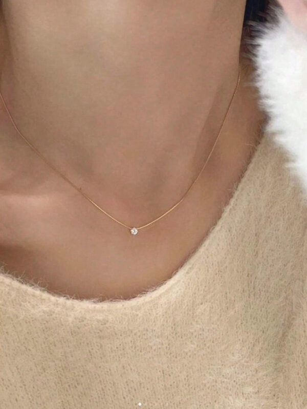 1 pièce Collier pendentif unique en or avec six griffes en pierre rhin, style européen et américain pour femmes, chaîne de clavicule en acier inoxydable verrouillée, idéale pour un port quotidien et une soirée de rendez-vous. 1 pièce Collier pendentif en or à six griffes en pierre rhin de conception nouvelle européenne et américaine pour femmes, accessoire de luxe en acier inoxydable pour un port quotidien, une date et une soirée – Image 13