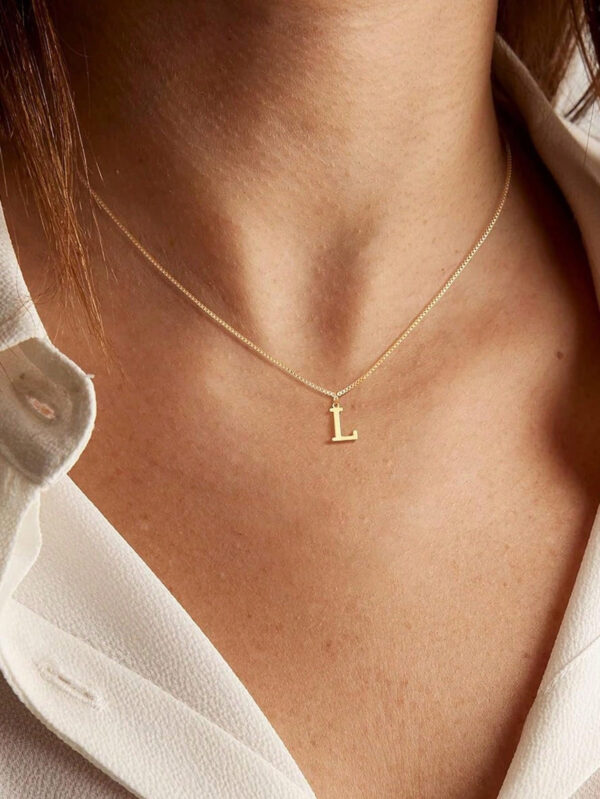 1 pièce Collier avec lettre initiale de A à Z pour femme, pendentif en acier inoxydable avec alphabet, cadeau pour Halloween et rentrée scolaire