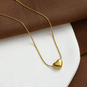 Un collier en acier inoxydable plaqué or 18k de design pendentif en forme de coeur délicat et élégant, convient aux femmes pour porter dans les fêtes ou comme cadeau pour les mères.