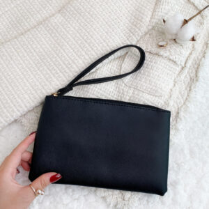 Pochette minimaliste avec dragonne