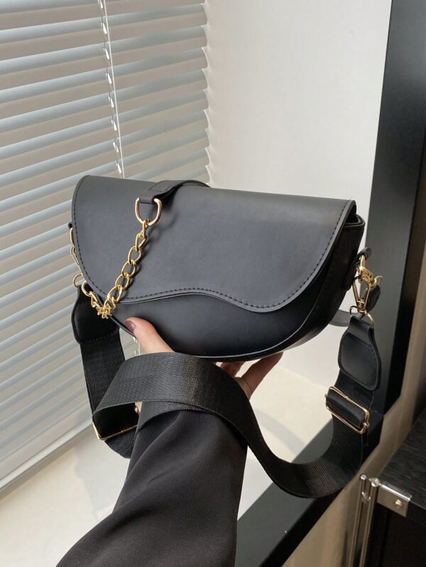 Sac bandoulière en chaîne à la mode, sac à selle minimaliste pour femme, petit sac à bandoulière simple et sac à rabat – Image 4