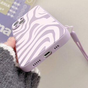 Un Étui De Téléphone En Tpu Violet Peint Sur Le Côté Avec Des Graffiti, Avec Une Sangle De Main, Compatible Avec La Série Apple Iphone Iphone7 8 11 12 13 14 15 Promax Plus X Xr Xsmax Se2, La Série Samsung Galaxy A03s, A03core, A04, A12, A13, A14, A21s, A22, A23, A32, A33, A34, A50, A51, A52, A53, A54, A71, A72, A73, S20fe, S21, S21plus, S21ultra, S22, S22plus, S22ultra, La Série Xiaomi Redmi Redmi9, Redmi9a, Redmi9c, Redmi10, Redmi10a, Redmi10c, Redmi12c, Redmi Note9, Redmi Note9pro, Redmi Note9s, Redmi Note10, Redmi Note11, Redmi Note12