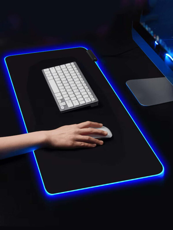 1 pièce Tapis de souris noir pur extra-large coloré RVB lumineux 80cmx30cmx0,3cm pour bureau/Tapis de souris de jeu RVB 30cmX25cm avec lumières et surface imperméable, bords durables, adapté pour bureau d'ordinateur, bureau d'écriture et d'étude, tapis de bureau LED – Image 3