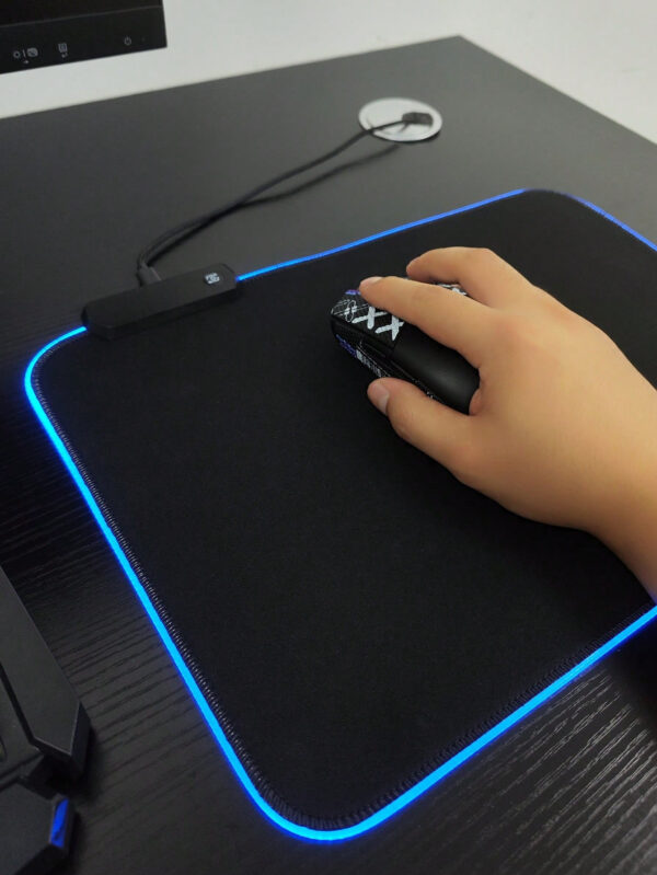 1 pièce Tapis de souris noir pur extra-large coloré RVB lumineux 80cmx30cmx0,3cm pour bureau/Tapis de souris de jeu RVB 30cmX25cm avec lumières et surface imperméable, bords durables, adapté pour bureau d'ordinateur, bureau d'écriture et d'étude, tapis de bureau LED – Image 9