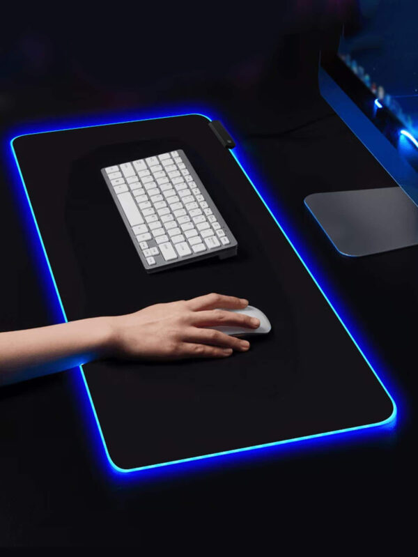 1 pièce Tapis de souris noir pur extra-large coloré RVB lumineux 80cmx30cmx0,3cm pour bureau/Tapis de souris de jeu RVB 30cmX25cm avec lumières et surface imperméable, bords durables, adapté pour bureau d'ordinateur, bureau d'écriture et d'étude, tapis de bureau LED – Image 14