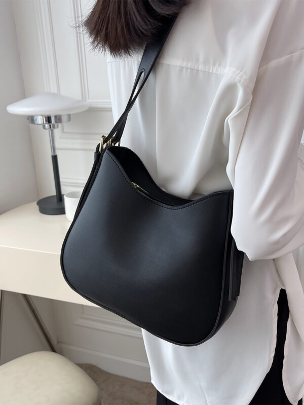Sac hobo minimaliste à bride réglable