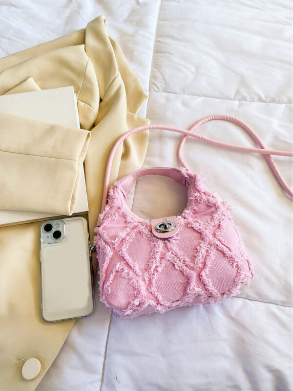 Sac hobo mini léger et casual chic. Bordure brute rose à fermoir torsadé à la mode. Parfait pour la vie quotidienne des adolescentes, des femmes, des étudiantes, des débutants et des cols blancs. Idéal pour le bureau, l'université, le travail, les déplacements, l'extérieur, les voyages, les sorties, la Saint-Valentin – Image 13