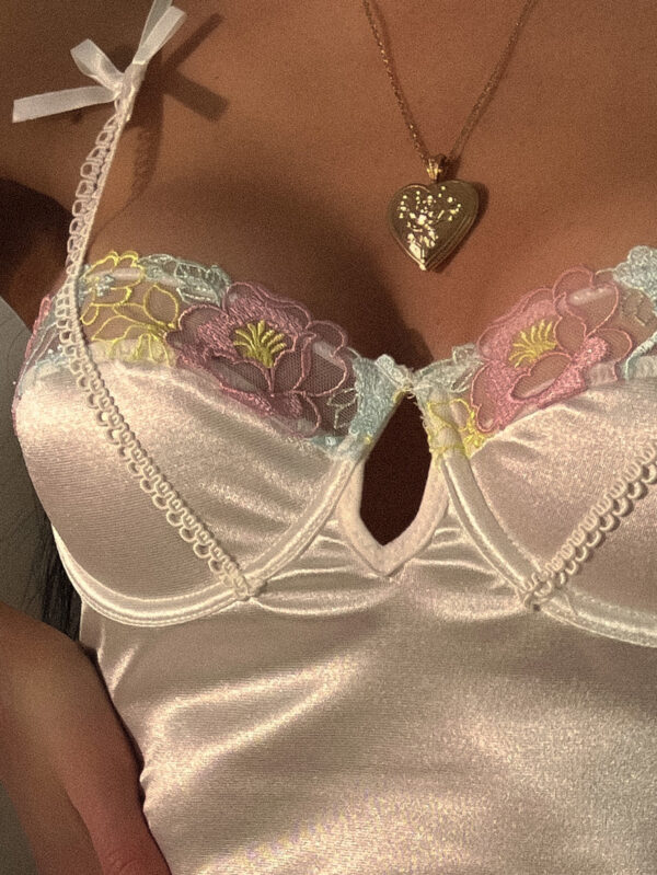 Robe de lingerie dos nu sexy avec détail de nœud en satin et broderie florale – Image 6