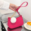 Sac Hobo léger et décontracté avec décoration de chaîne à chevrons et breloque de sac à pompon pour adolescentes, femmes, étudiantes, recrues et cols blancs. Parfait pour le bureau, l'université, le travail, les affaires, les déplacements, l'extérieur, les voyages, les sorties. – Image 2