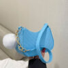 Sac Hobo léger et décontracté avec décoration de chaîne à chevrons et breloque de sac à pompon pour adolescentes, femmes, étudiantes, recrues et cols blancs. Parfait pour le bureau, l'université, le travail, les affaires, les déplacements, l'extérieur, les voyages, les sorties. – Image 7