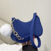 Sac Hobo léger et décontracté avec décoration de chaîne à chevrons et breloque de sac à pompon pour adolescentes, femmes, étudiantes, recrues et cols blancs. Parfait pour le bureau, l'université, le travail, les affaires, les déplacements, l'extérieur, les voyages, les sorties. – Image 9