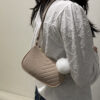 Sac Hobo léger et décontracté avec décoration de chaîne à chevrons et breloque de sac à pompon pour adolescentes, femmes, étudiantes, recrues et cols blancs. Parfait pour le bureau, l'université, le travail, les affaires, les déplacements, l'extérieur, les voyages, les sorties. – Image 22