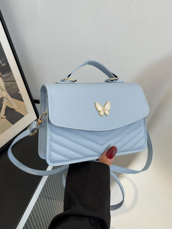 Sac à bandoulière croisé avec rabat à nœud papillon, en cuir PU bleu simple avec surpiqûres. Parfait pour les déplacements quotidiens, les courses, les voyages, les fêtes, les anniversaires des femmes, ou comme cadeau à la mode pour les amies et petites amies pour la Saint-Valentin