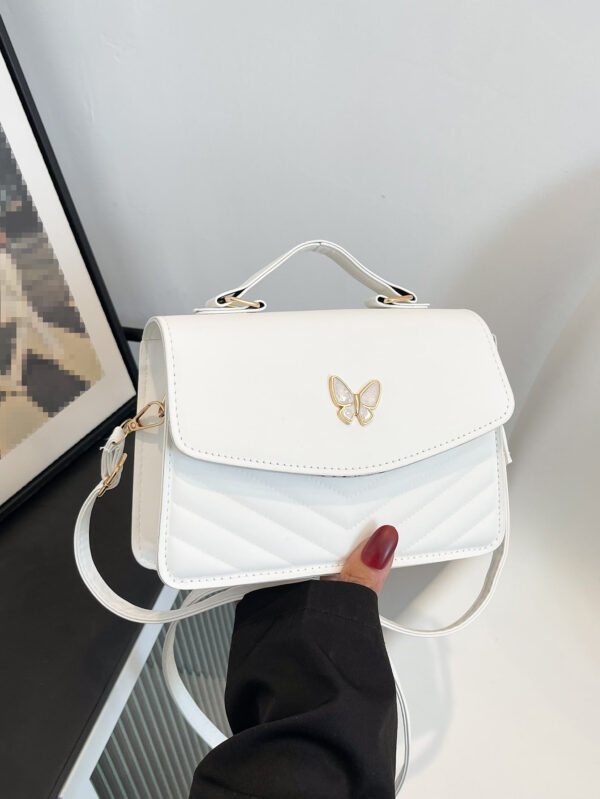 Sac à bandoulière croisé avec rabat à nœud papillon, en cuir PU bleu simple avec surpiqûres. Parfait pour les déplacements quotidiens, les courses, les voyages, les fêtes, les anniversaires des femmes, ou comme cadeau à la mode pour les amies et petites amies pour la Saint-Valentin – Image 2