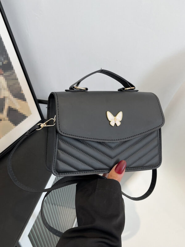 Sac à bandoulière croisé avec rabat à nœud papillon, en cuir PU bleu simple avec surpiqûres. Parfait pour les déplacements quotidiens, les courses, les voyages, les fêtes, les anniversaires des femmes, ou comme cadeau à la mode pour les amies et petites amies pour la Saint-Valentin – Image 3