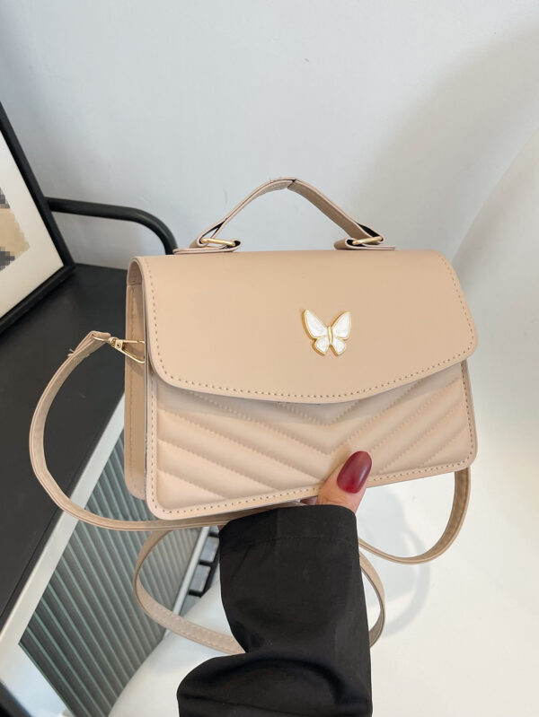 Sac à bandoulière croisé avec rabat à nœud papillon, en cuir PU bleu simple avec surpiqûres. Parfait pour les déplacements quotidiens, les courses, les voyages, les fêtes, les anniversaires des femmes, ou comme cadeau à la mode pour les amies et petites amies pour la Saint-Valentin – Image 4