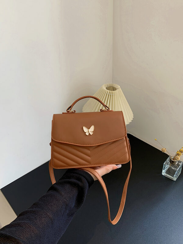 Sac à bandoulière croisé avec rabat à nœud papillon, en cuir PU bleu simple avec surpiqûres. Parfait pour les déplacements quotidiens, les courses, les voyages, les fêtes, les anniversaires des femmes, ou comme cadeau à la mode pour les amies et petites amies pour la Saint-Valentin – Image 6