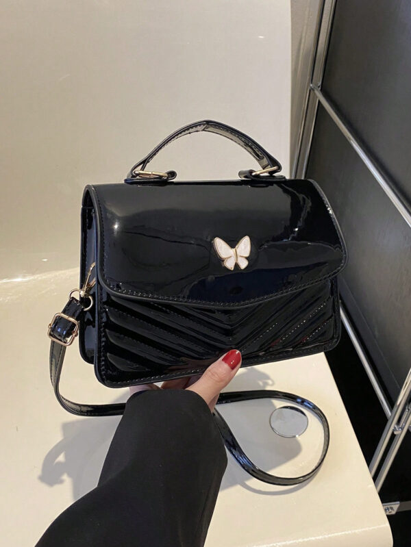 Sac à bandoulière croisé avec rabat à nœud papillon, en cuir PU bleu simple avec surpiqûres. Parfait pour les déplacements quotidiens, les courses, les voyages, les fêtes, les anniversaires des femmes, ou comme cadeau à la mode pour les amies et petites amies pour la Saint-Valentin – Image 7