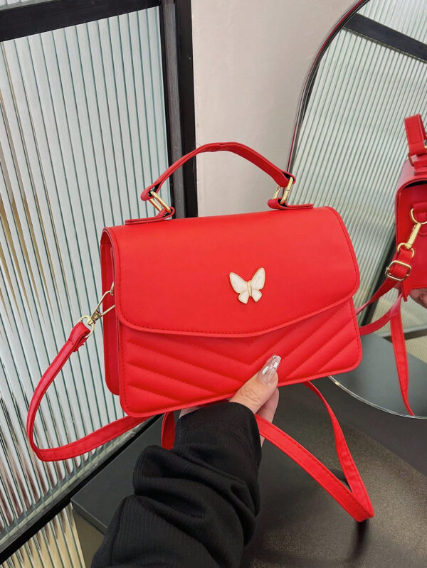 Sac à bandoulière croisé avec rabat à nœud papillon, en cuir PU bleu simple avec surpiqûres. Parfait pour les déplacements quotidiens, les courses, les voyages, les fêtes, les anniversaires des femmes, ou comme cadeau à la mode pour les amies et petites amies pour la Saint-Valentin – Image 9