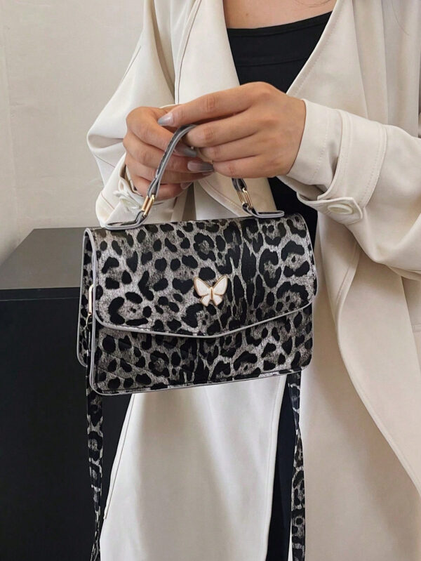 Sac à bandoulière croisé avec rabat à nœud papillon, en cuir PU bleu simple avec surpiqûres. Parfait pour les déplacements quotidiens, les courses, les voyages, les fêtes, les anniversaires des femmes, ou comme cadeau à la mode pour les amies et petites amies pour la Saint-Valentin – Image 11