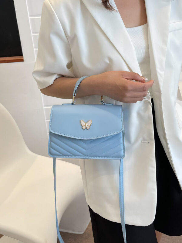 Sac à bandoulière croisé avec rabat à nœud papillon, en cuir PU bleu simple avec surpiqûres. Parfait pour les déplacements quotidiens, les courses, les voyages, les fêtes, les anniversaires des femmes, ou comme cadeau à la mode pour les amies et petites amies pour la Saint-Valentin – Image 13