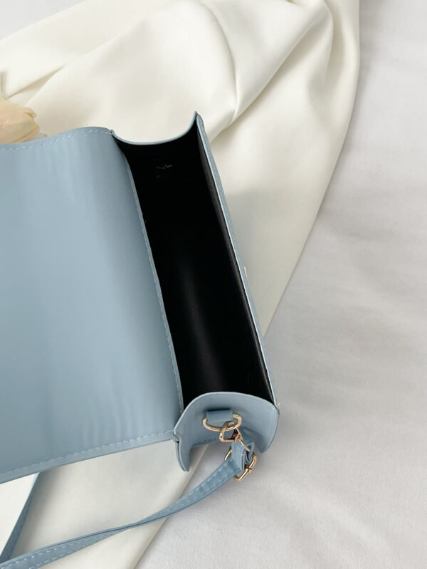 Sac à bandoulière croisé avec rabat à nœud papillon, en cuir PU bleu simple avec surpiqûres. Parfait pour les déplacements quotidiens, les courses, les voyages, les fêtes, les anniversaires des femmes, ou comme cadeau à la mode pour les amies et petites amies pour la Saint-Valentin – Image 15