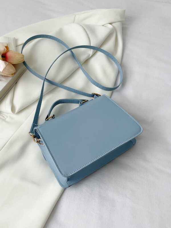 Sac à bandoulière croisé avec rabat à nœud papillon, en cuir PU bleu simple avec surpiqûres. Parfait pour les déplacements quotidiens, les courses, les voyages, les fêtes, les anniversaires des femmes, ou comme cadeau à la mode pour les amies et petites amies pour la Saint-Valentin – Image 16