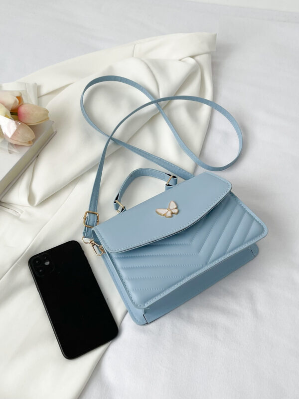 Sac à bandoulière croisé avec rabat à nœud papillon, en cuir PU bleu simple avec surpiqûres. Parfait pour les déplacements quotidiens, les courses, les voyages, les fêtes, les anniversaires des femmes, ou comme cadeau à la mode pour les amies et petites amies pour la Saint-Valentin – Image 17