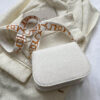 Sac à bandoulière pour femme à texture à la fois à la mode et polyvalent, sac à bandoulière mini de couleur unie, tendance avec large bandoulière, sac à main carré en PU pour femme – Image 9