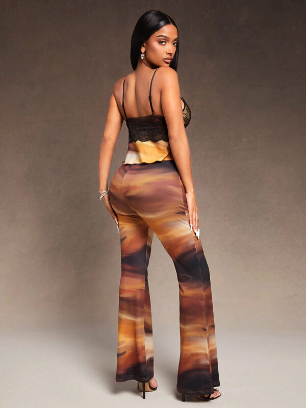 SHEIN SXY Ensemble de deux pièces comprenant un pantalon évasé fuselé à taille très basse en tissu tricoté ultra-extensible avec motif d'huile peinte, et un débardeur ras-du-cou. Élégant, sexy, indispensable pour la Saint-Valentin et les soirées en boîte de nuit – Image 3