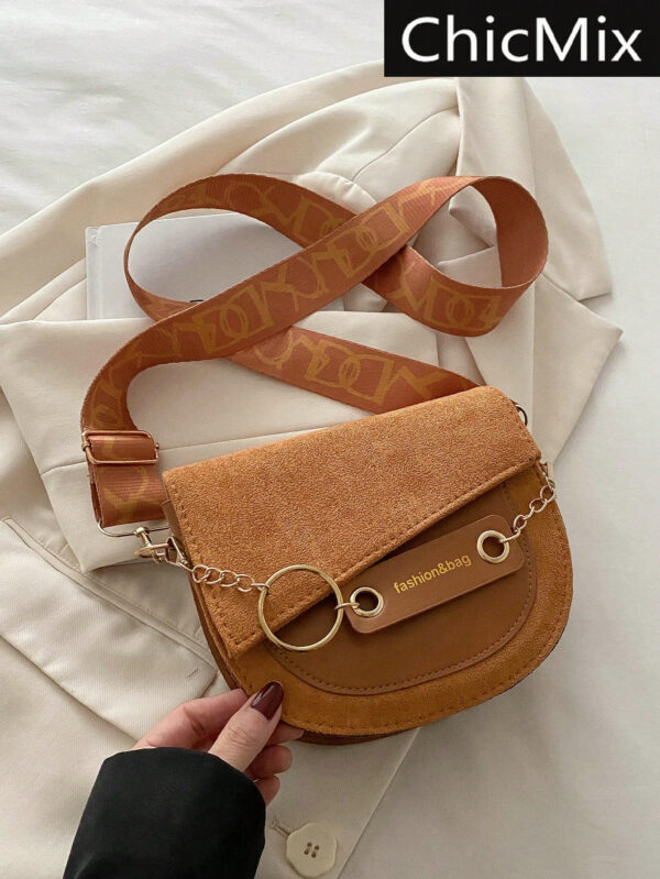 Mini sac bandoulière simple de couleur unie, mat, avec lettre et rabat. Bandoulière large. Convient pour le shopping, le portefeuille, les jeunes femmes, les étudiants, les nouveaux arrivants et les cols blancs. Très adapté pour le bureau, l'université, le travail, les affaires, les déplacements, les activités extérieures, les voyages et les sorties