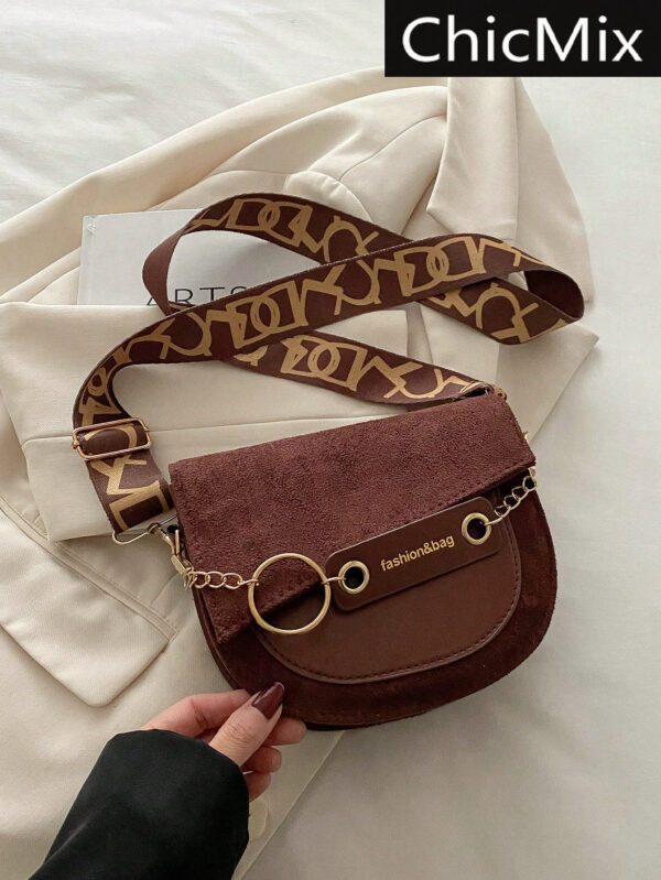 Mini sac bandoulière simple de couleur unie, mat, avec lettre et rabat. Bandoulière large. Convient pour le shopping, le portefeuille, les jeunes femmes, les étudiants, les nouveaux arrivants et les cols blancs. Très adapté pour le bureau, l'université, le travail, les affaires, les déplacements, les activités extérieures, les voyages et les sorties – Image 2