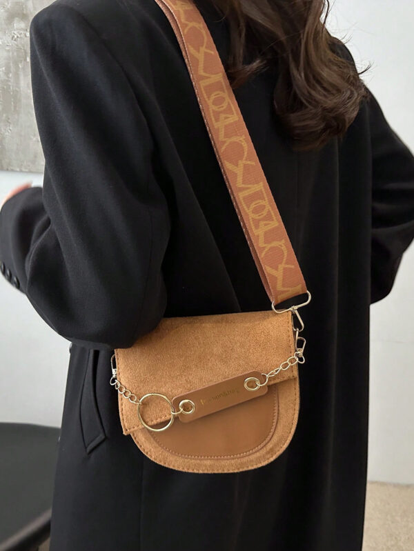 Mini sac bandoulière simple de couleur unie, mat, avec lettre et rabat. Bandoulière large. Convient pour le shopping, le portefeuille, les jeunes femmes, les étudiants, les nouveaux arrivants et les cols blancs. Très adapté pour le bureau, l'université, le travail, les affaires, les déplacements, les activités extérieures, les voyages et les sorties – Image 5