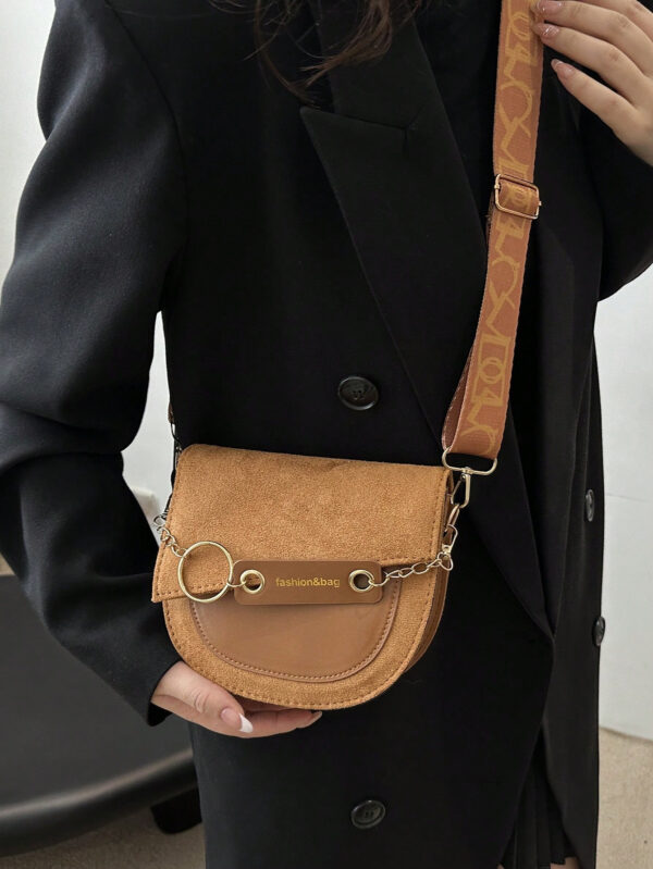 Mini sac bandoulière simple de couleur unie, mat, avec lettre et rabat. Bandoulière large. Convient pour le shopping, le portefeuille, les jeunes femmes, les étudiants, les nouveaux arrivants et les cols blancs. Très adapté pour le bureau, l'université, le travail, les affaires, les déplacements, les activités extérieures, les voyages et les sorties – Image 6