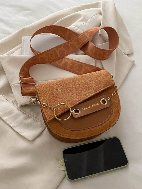 Mini sac bandoulière simple de couleur unie, mat, avec lettre et rabat. Bandoulière large. Convient pour le shopping, le portefeuille, les jeunes femmes, les étudiants, les nouveaux arrivants et les cols blancs. Très adapté pour le bureau, l'université, le travail, les affaires, les déplacements, les activités extérieures, les voyages et les sorties – Image 7