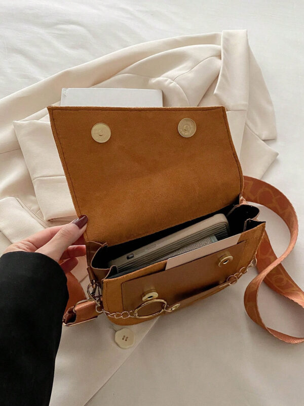 Mini sac bandoulière simple de couleur unie, mat, avec lettre et rabat. Bandoulière large. Convient pour le shopping, le portefeuille, les jeunes femmes, les étudiants, les nouveaux arrivants et les cols blancs. Très adapté pour le bureau, l'université, le travail, les affaires, les déplacements, les activités extérieures, les voyages et les sorties – Image 9