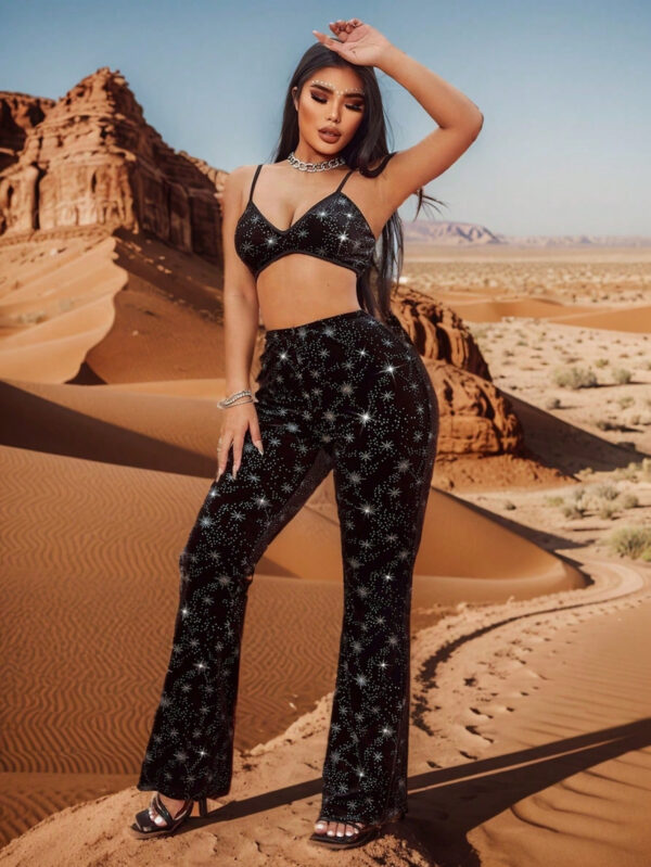 SHEIN SXY Ensemble deux pièces pour femme de mode bohème de style occidental pour festival de musique, comprenant un top cami avec franges décoratif ajustable, élégant et sexy en peluche noire avec des paillettes argentées, et un pantalon à taille haute, élastique et taille haute décoré de paillettes argentées.