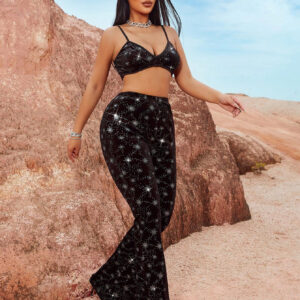 SHEIN SXY Ensemble deux pièces pour femme de mode bohème de style occidental pour festival de musique, comprenant un top cami avec franges décoratif ajustable, élégant et sexy en peluche noire avec des paillettes argentées, et un pantalon à taille haute, élastique et taille haute décoré de paillettes argentées.