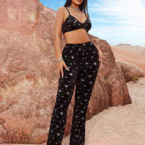 SHEIN SXY Ensemble deux pièces pour femme de mode bohème de style occidental pour festival de musique, comprenant un top cami avec franges décoratif ajustable, élégant et sexy en peluche noire avec des paillettes argentées, et un pantalon à taille haute, élastique et taille haute décoré de paillettes argentées.