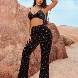 SHEIN SXY Ensemble deux pièces pour femme de mode bohème de style occidental pour festival de musique, comprenant un top cami avec franges décoratif ajustable, élégant et sexy en peluche noire avec des paillettes argentées, et un pantalon à taille haute, élastique et taille haute décoré de paillettes argentées.