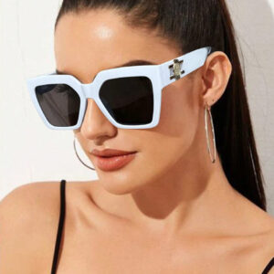 1 pièce Lunettes de soleil femme à monture carrée noire tendance, accessoires de plage pour femmes. Lunettes teintées basiques pour tenues d'automne-hiver femme, casual chic, cadeaux