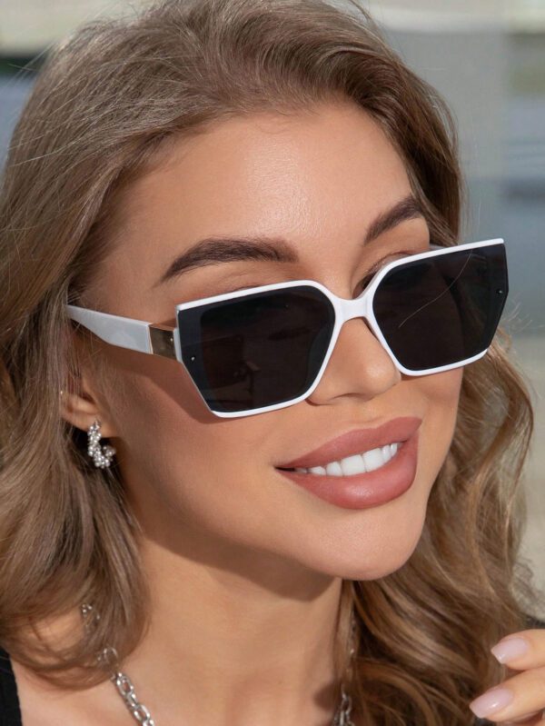 Lunettes de soleil carrées en plastique rétro unisexes, classiques et tendance. Accessoires de plage anti-UV pour femmes, lunettes de soleil pour les voyages et les vacances à la plage – Image 2