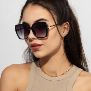 1 pièce Nouvelles lunettes de soleil à la mode pour femmes, style européen et américain, avec un grand cadre carré et des strass élégants en forme de cœur vintage boho. Accessoires pour la plage, tenues de femme d'affaires décontractées et cadeaux de base pour l'automne et l'hiver.