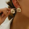 1 paire de boucles d'oreilles métalliques minimalistes de style gothique punk avec fleur creuse, bijoux de mode en cadeau pour les femmes, convient pour le Nouvel An, les bals, les vacances