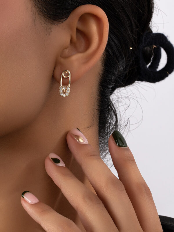 1 paire de boucles d'oreilles clous simples et élégantes en forme de U avec strass (la carte n'est que pour l'affichage, non incluse)